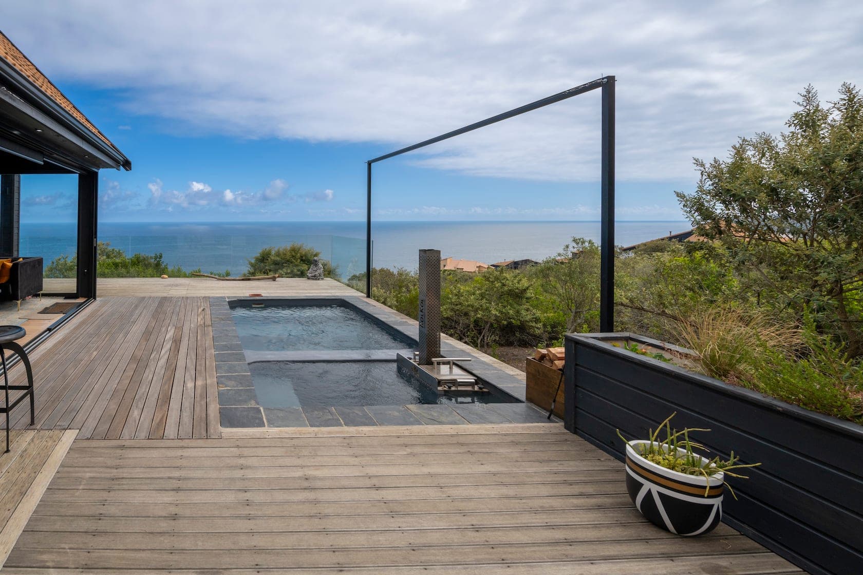 The rim-flow pool overlooking the ocean
